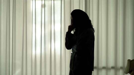 男人黑暗的卧室里情绪低落