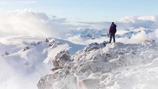 航拍雪山雪景登山励志企业家精神