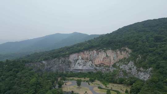 航拍湖北襄阳孟浩然摩崖石刻雕像