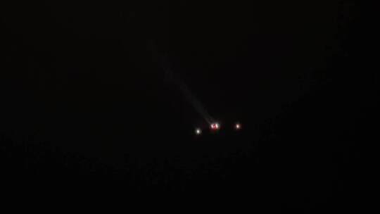 城市夜空划过飞机1