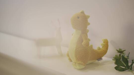 生活摆件黄色小恐龙娃娃视频素材模板下载