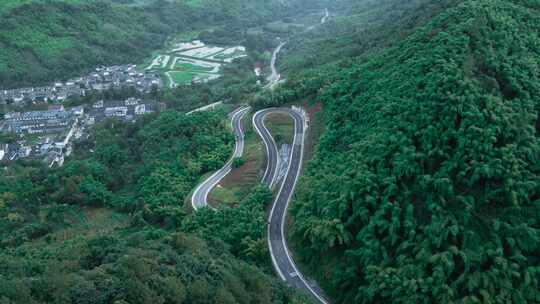 航拍崇山峻岭里的盘山公路