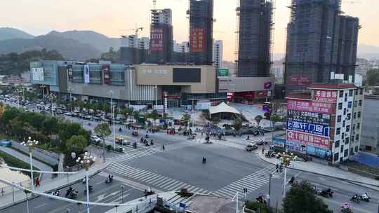 城市商业区十字路口景象