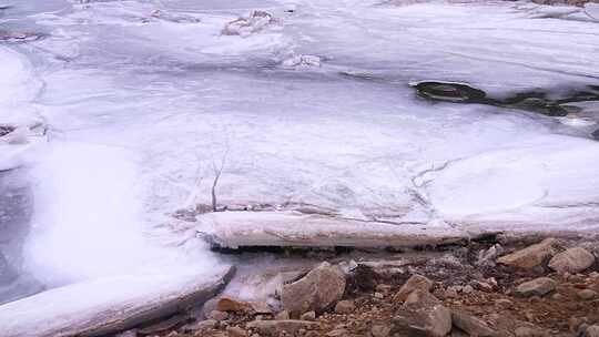 河流冰雪融化景象