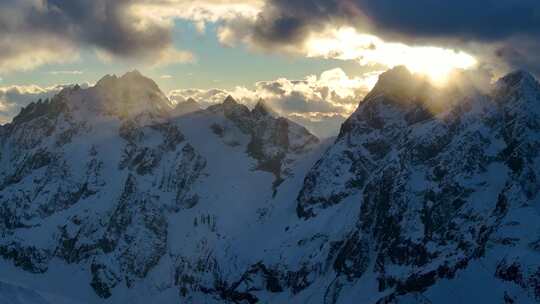 航拍雪山日照金山