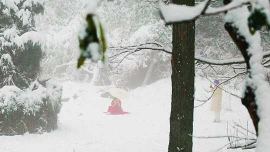 雪天森林中女子写真拍摄场景