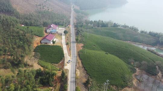 航拍汽车行驶在山路间