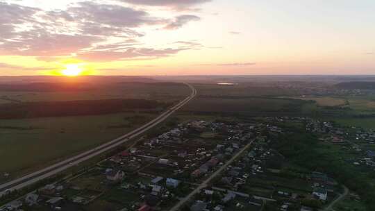 夕阳下的高速公路和田野村庄