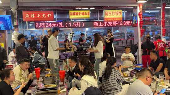 夜市食客就餐与街头表演场景