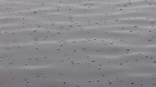 雨点落在水面上