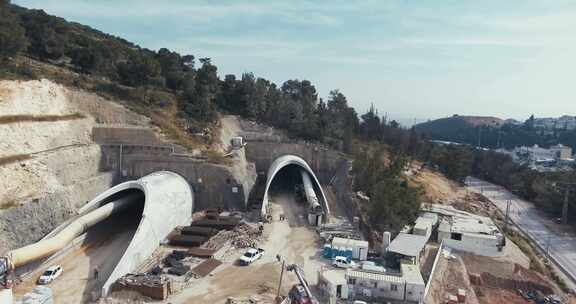 建筑工人在山空下走出建筑工地的隧道