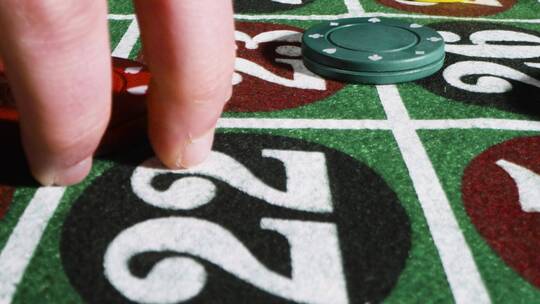 赌客往赌桌上加赌注的特写镜头