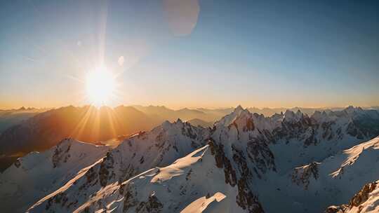 震撼雪景山顶风光雪山丁达尔光冬天