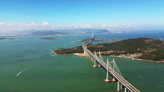 海上大桥横跨海面的壮观景象