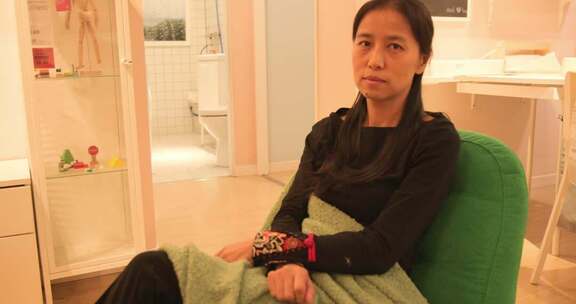 室内坐着的女性