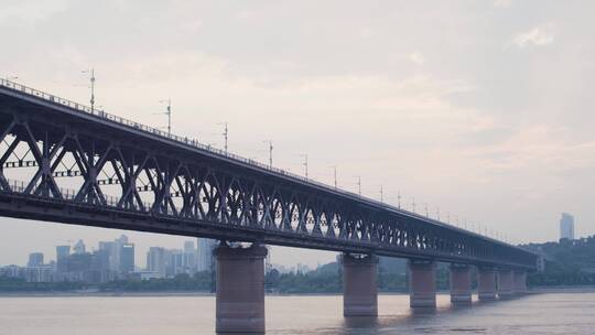 武汉长江大桥 和谐号 火车驶过 动车驶过