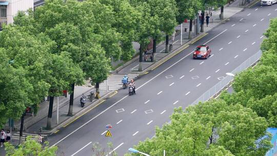 4k 城市街道行驶的mini轿车视频素材模板下载