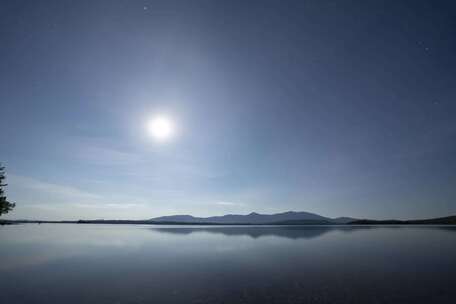 湖泊云层飘动星空月亮银河水天一色