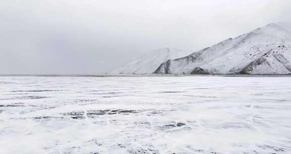 下雪天被大雪覆盖的湖面新疆喀拉库里湖喀湖