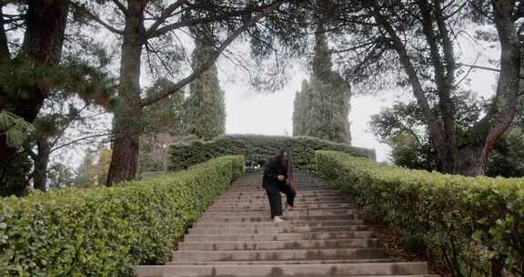 令人不安的女人走下楼梯