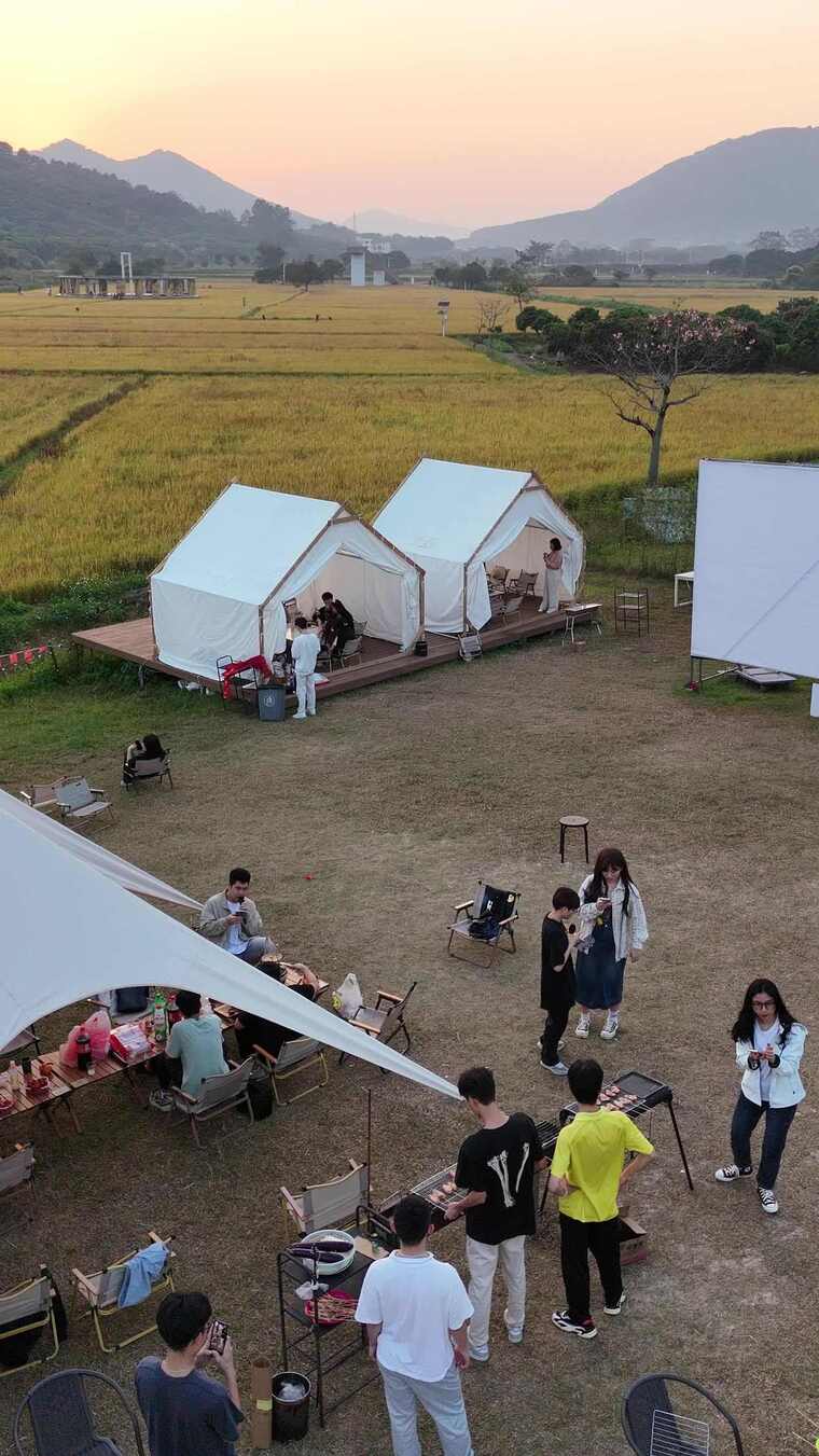 田野边露营聚会场景