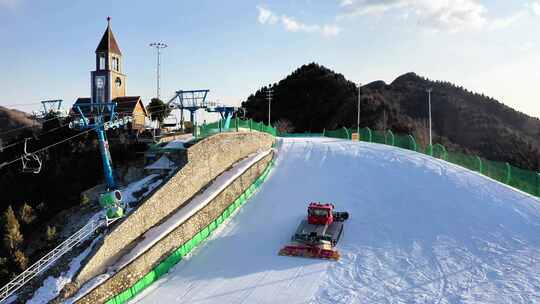 滑雪场雪道上的压雪车正在工作