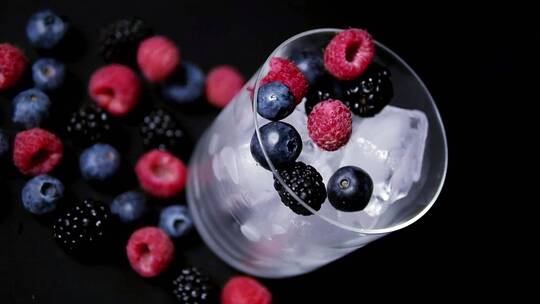 蓝莓桑葚树莓雪碧苏打水夏季饮料视频