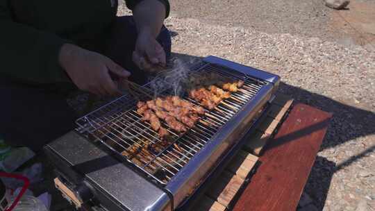 露营烧烤烤羊肉串电烤