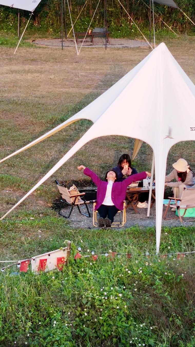 户外露营的人们享受休闲时光