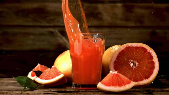 慢动作血橙落在一杯果汁里