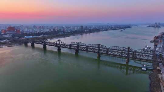 辽宁丹东鸭绿江大桥日出城市风光