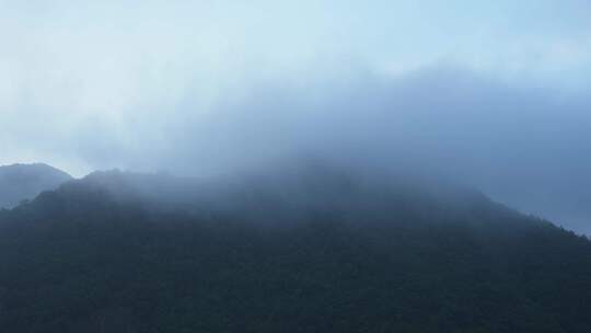 清晨云雾缭绕的大山视频素材模板下载