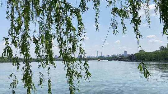 济南5A级景区大明湖公园，蓝天白云风景如画