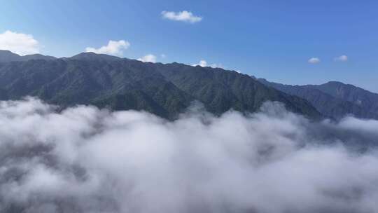 航拍高山和云海