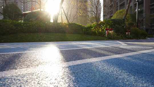 夕阳下小区的跑步道