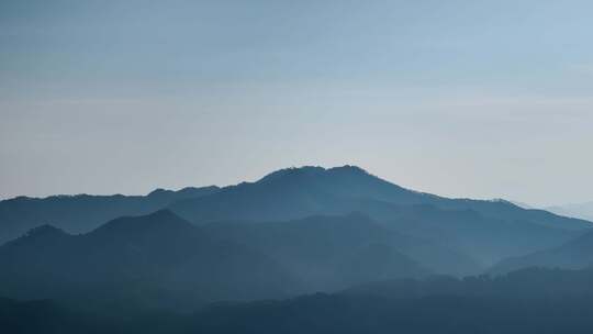 朦胧山景群山连绵的远景风光