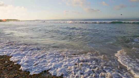 海浪冲刷沙滩上的小石头