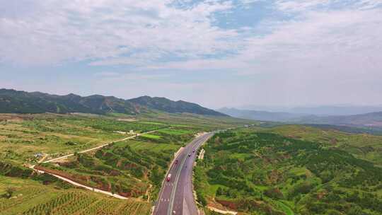 广阔田野间的公路航拍景象