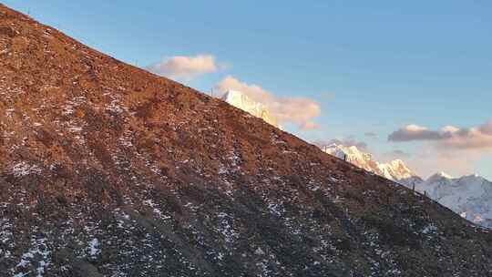 雪山日照金山贡嘎雪山冷嘎措视频素材模板下载