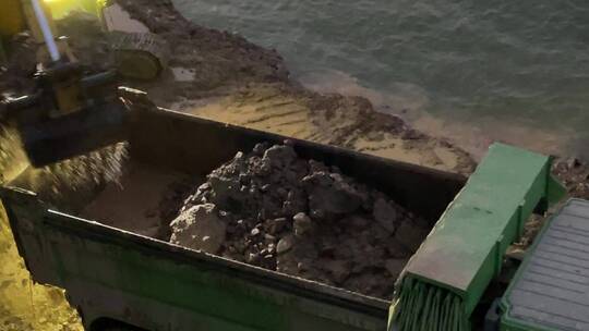 挖掘机卡车河床作业现场泥沙河流近景视频素材模板下载