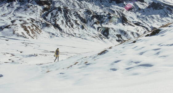 徒步旅行者独自走在雪地里