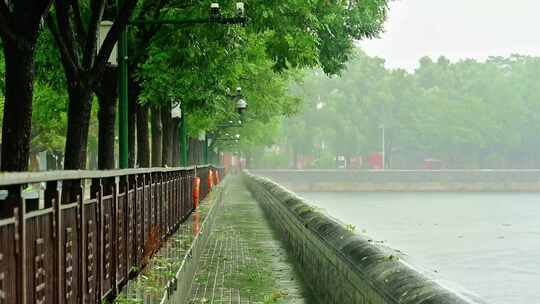 北京夏季下雨中雨水冲刷的故宫皇城角楼红墙