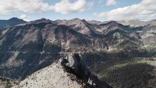 高原原始森林山峰山脉