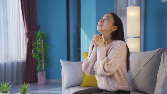 难过的女孩，祈祷新愿望