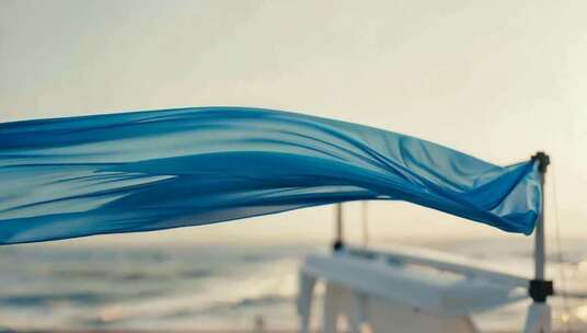 海边飘动的蓝色绸带