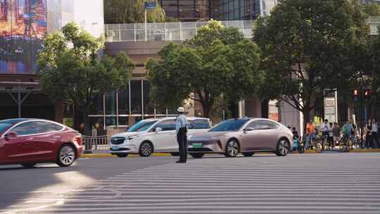 女交警 十字路口 指挥交通文明城市红绿灯