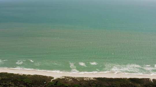 无人机镜头的海滩属性与伟大的海景