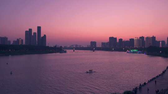 夕阳余晖下的南宁邕江岸城市高楼建筑剪影