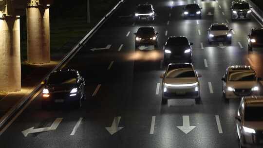 夜晚车辆行驶在道路公路上面