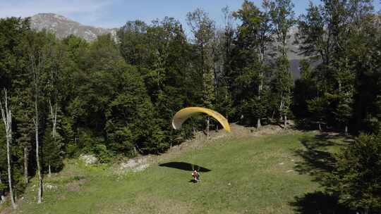 滑翔伞在山间空中起飞